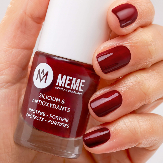 vernis à ongles rouge bordeaux