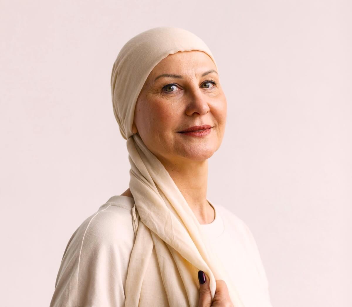 Nouer son foulard en queue de cheval pendant la chimio - MÊME Cosmetics