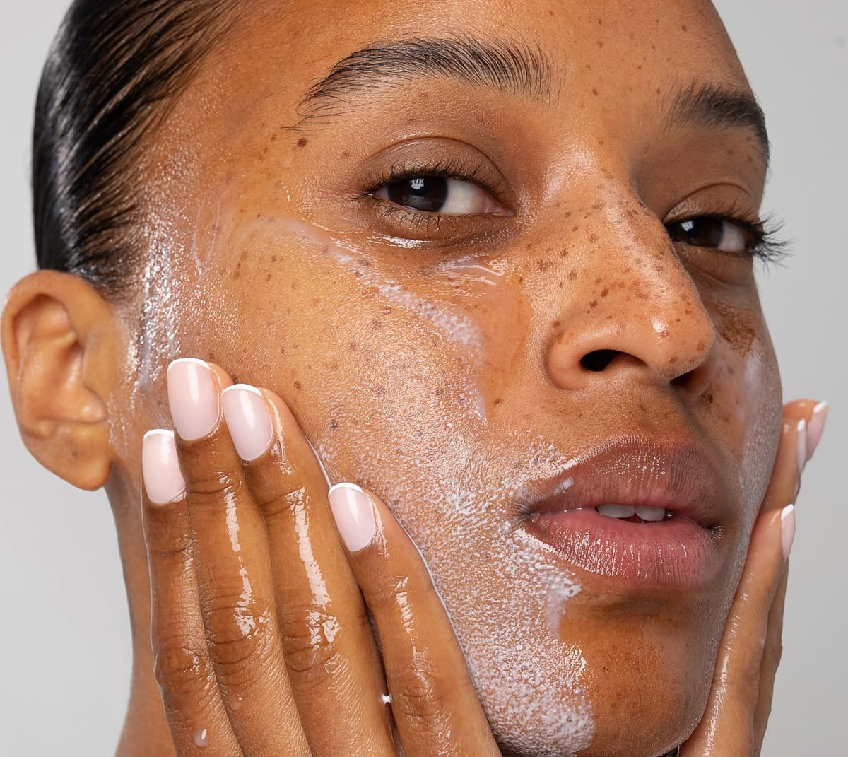 Comment se démaquiller peaux sensibles - Même Cosmetics