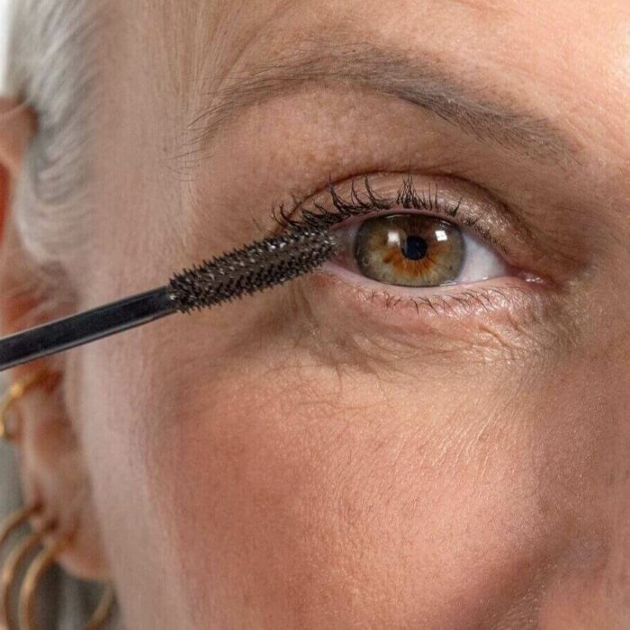 Maîtriser l&rsquo;art du mascara revitalisant : soins, application et conservation